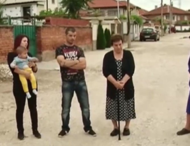 Раковски в паника: Психар бие минувачите с метални пръти