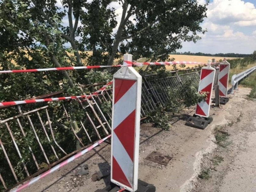 Кола падна от жп надлез на магистрала &bdquo;Тракия&ldquo;