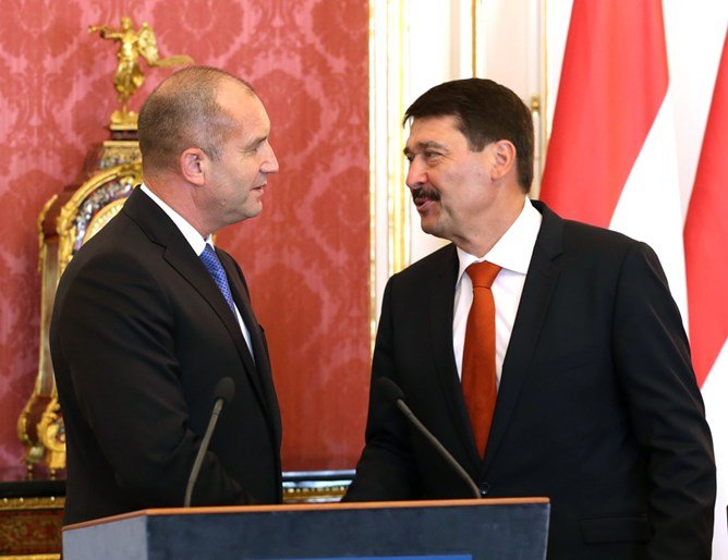 Радев и унгарският президент обсъдиха излизането от кризата 