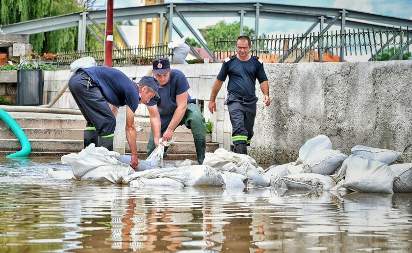Три жертви на наводнения в Румъния