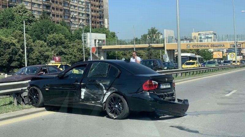 Автобус фрасна зверски БМВ на "Цариградско шосе" (СНИМКИ)