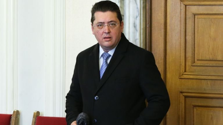 Скандалният секретар Пламен Узунов излезе в отпуск