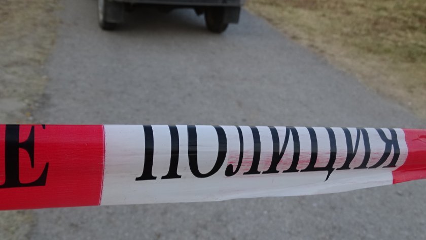 Кола пропадна в голяма дупка във Варна