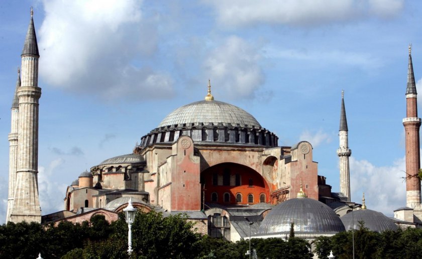 Съдът отложи решението за превръщането на “Света София” в джамия