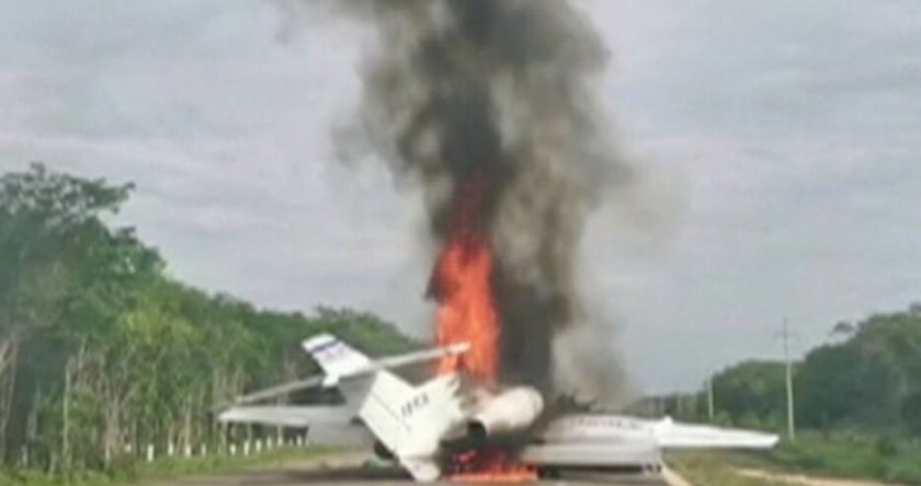 Самолет с кокаин се запали на магистрала в Мексико