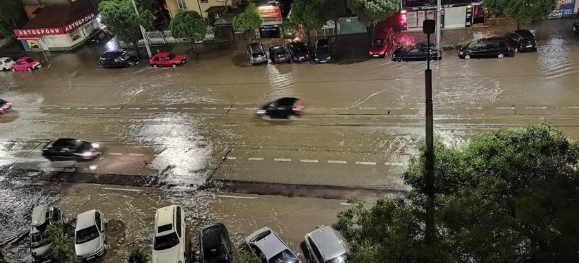 Фандъкова рапортува след потопа: Няма ток в някои квартали, вода заля метрото
