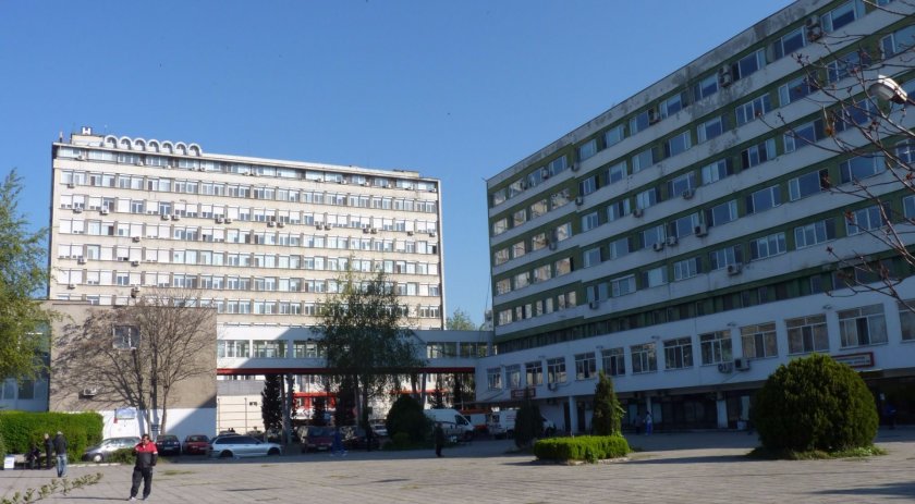 Бягство от болница в Бургас! Гол мъж скочи през прозореца и отпраши