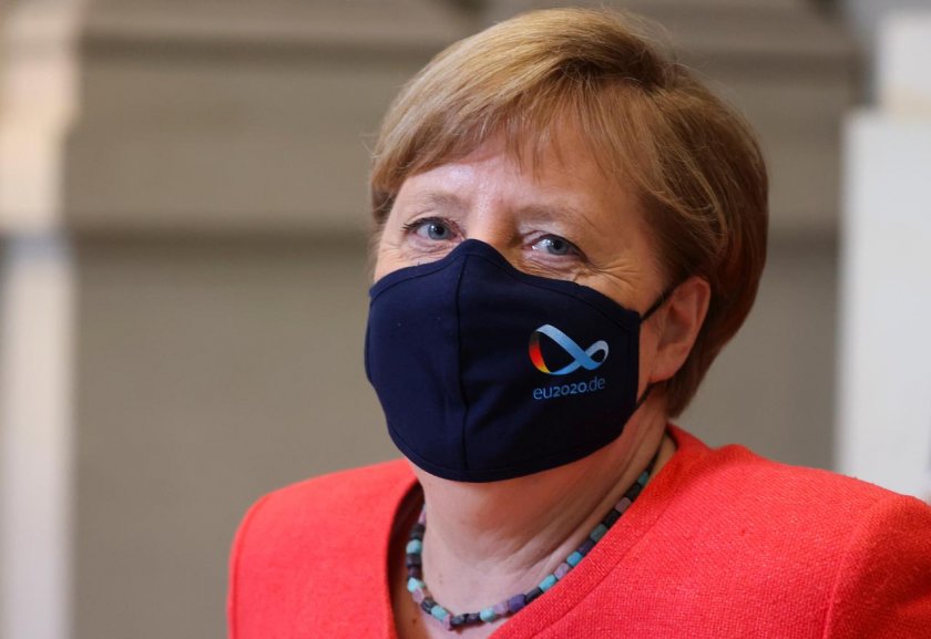 Меркел за пръв път с маска