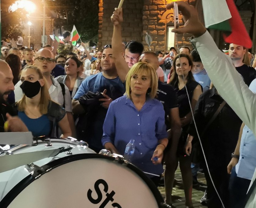 Мая Манолова докара тъпана на протеста