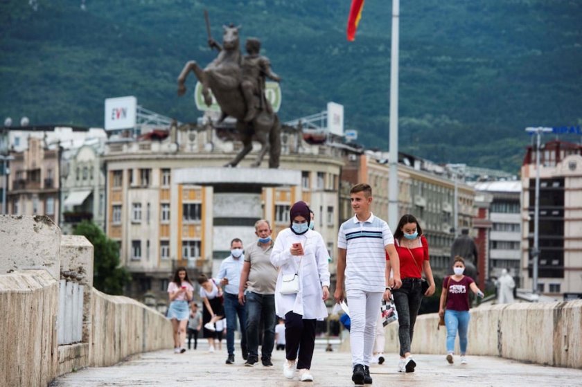 Пандемията в Северна Македония не стихва, но болниците засега се справят