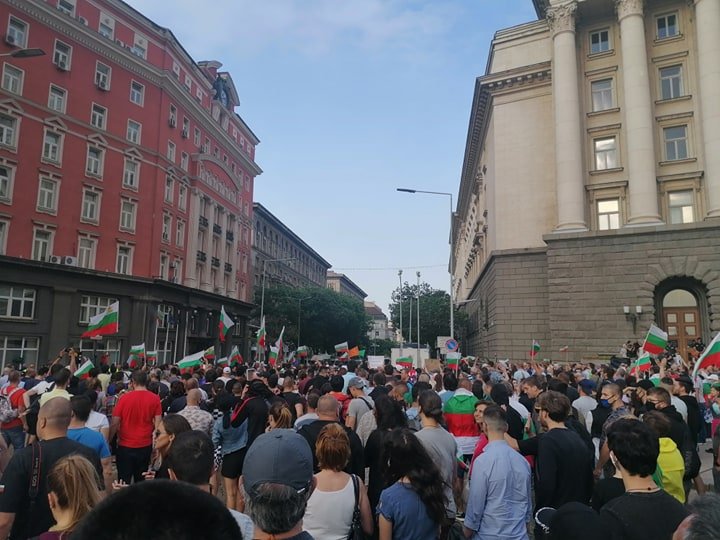 Протестното шествие обикаля центъра на София 