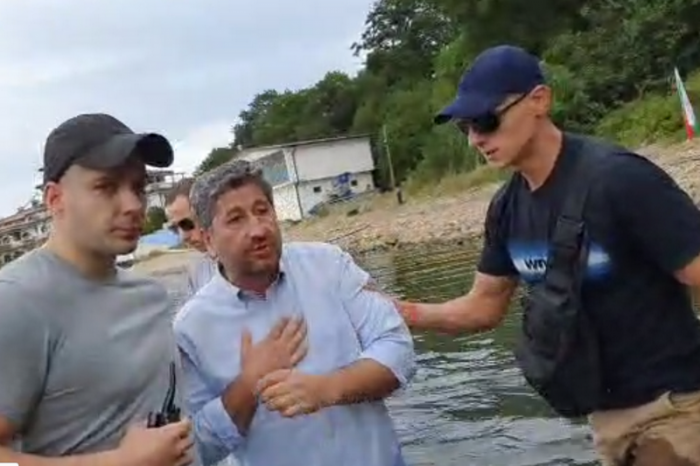 Депутат от ДПС хвърли бомба: Христо Иванов дава по 150 лева за плажуване