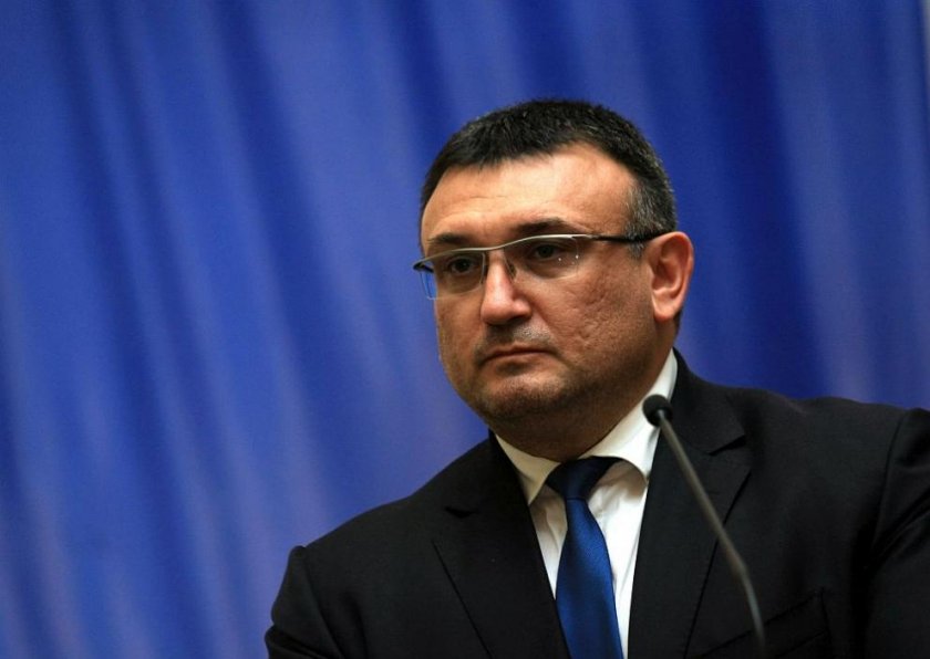 Министър Маринов не приема оставката на бургаския шеф