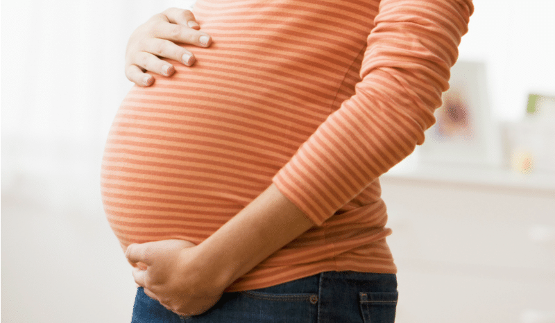 Изследване: Бременните могат да предават коронавирус на бебетата си 