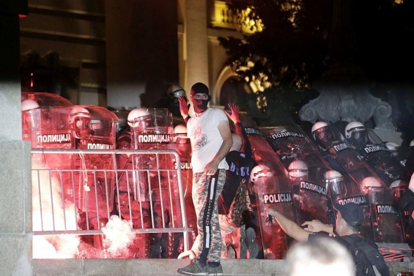 Високо напрежение: Демонстрантите в Белград нахлуха в парламента (СНИМКИ)