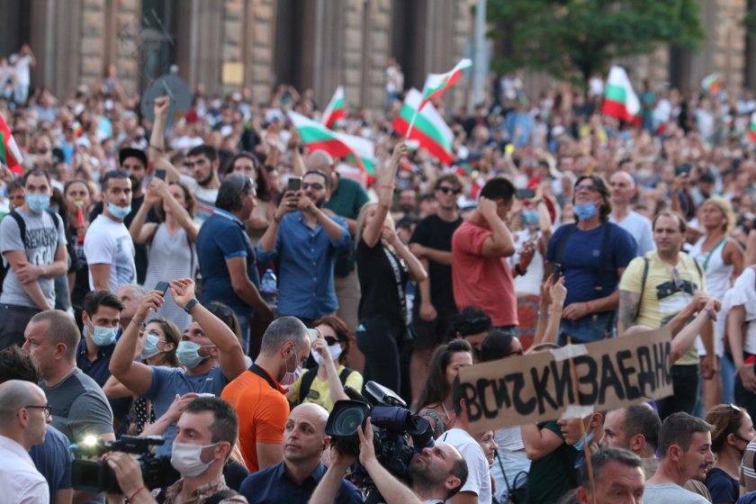 „Ню Йорк Таймс”: Хиляди българи на протест срещу корупцията