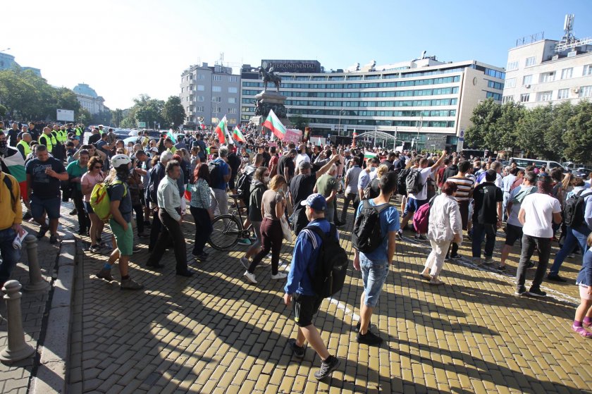 Фоторепортаж на Lupa.bg: Вижте какво се случва пред Народното събрание