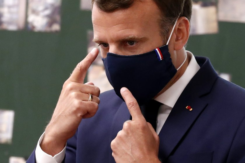 Макрон подкрепя да се задължат французите да носят маски
