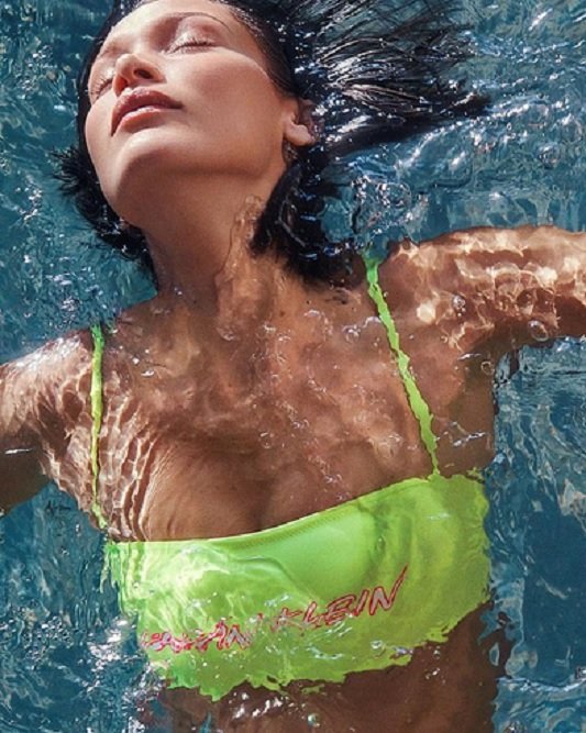 Бела Хадид с полугола фотосесия под вода (СНИМКИ)
