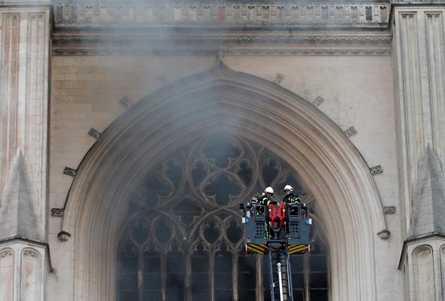 Жесток пожар в катедралата във френския град Нант(ВИДЕО)