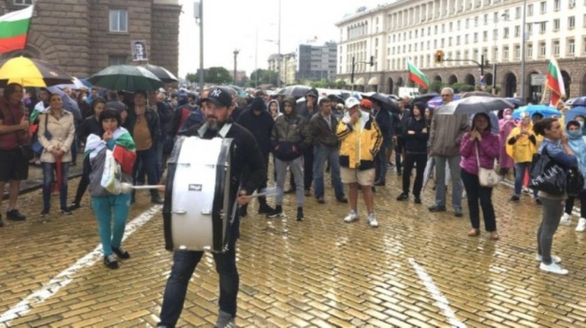 Десетият ден на протестите в столицата започна със стихове на Ботев 