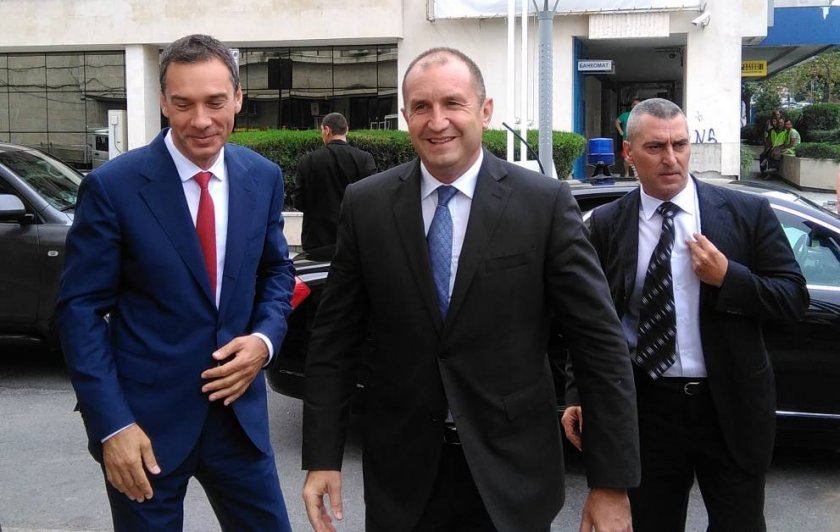 Две агитки посрещнаха президента Радев в Бургас
