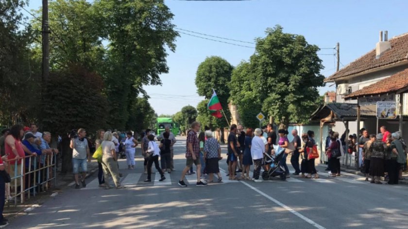 Протест блокира пътя София-Варна