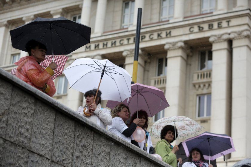 Лекари и медсестри протестират пред МС