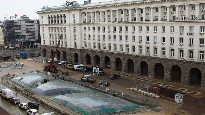 Със силикон за баня лепени плочките на Ларгото