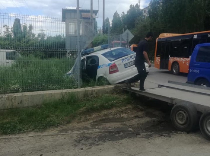 Ченгета се нацепиха в ограда (СНИМКИ)