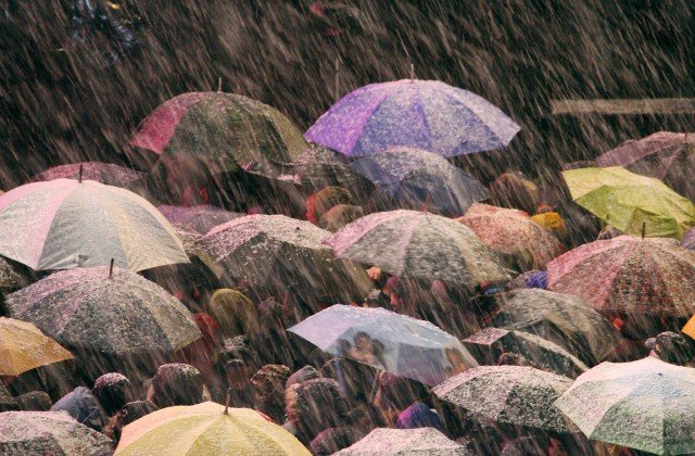 Вадете чадърите - идат дъжд и гръмотевици