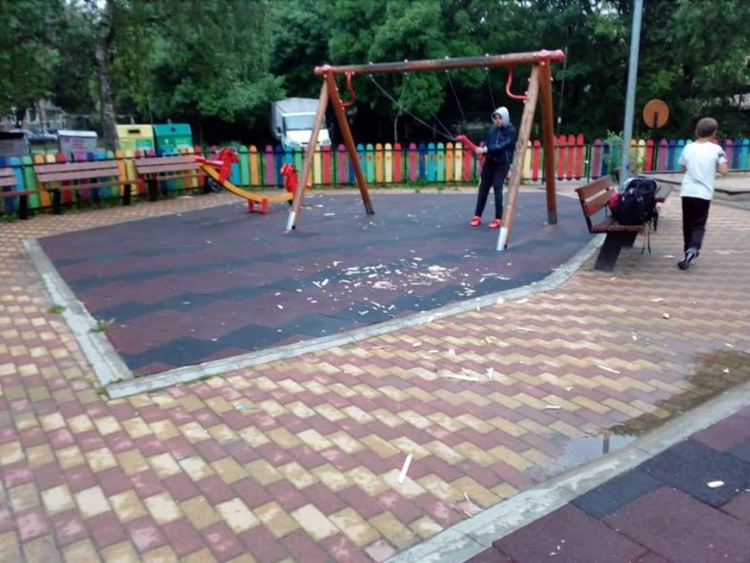 Петокласници-вандали изпотрошиха чисто нова площадка (СНИМКИ) 