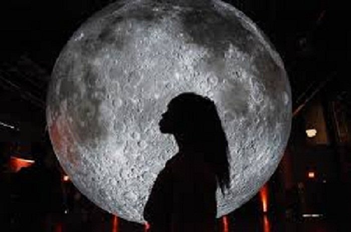 НАСА праща жена на Луната
