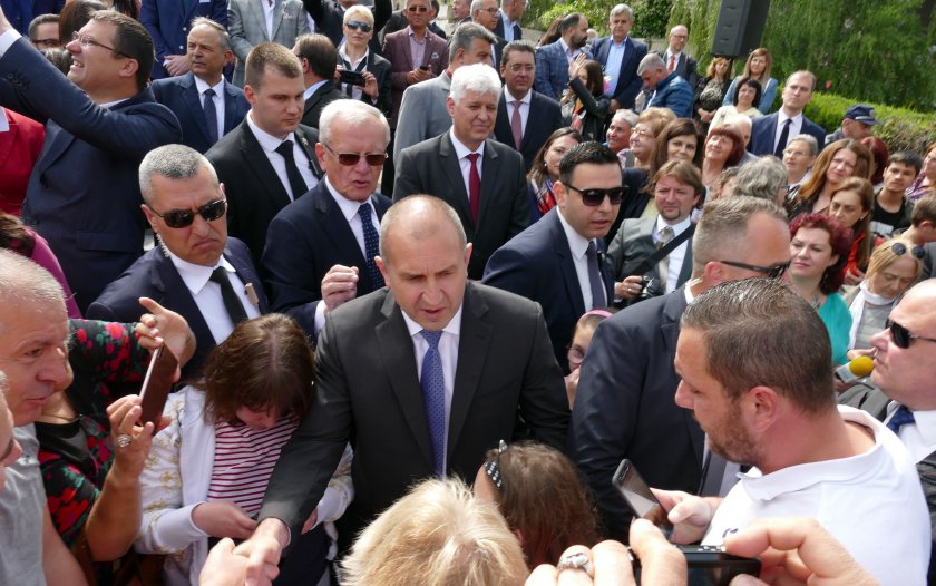 Румен Радев събира дарения за абитуриенти-сираци