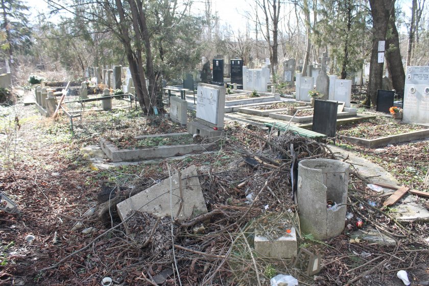 Нов ред в гробищата - налагат страшни глоби