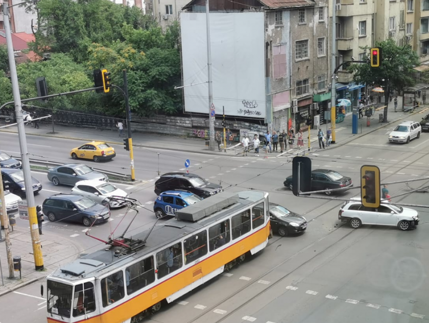 Трамвай и три коли катастрофираха на "Стамболийски"