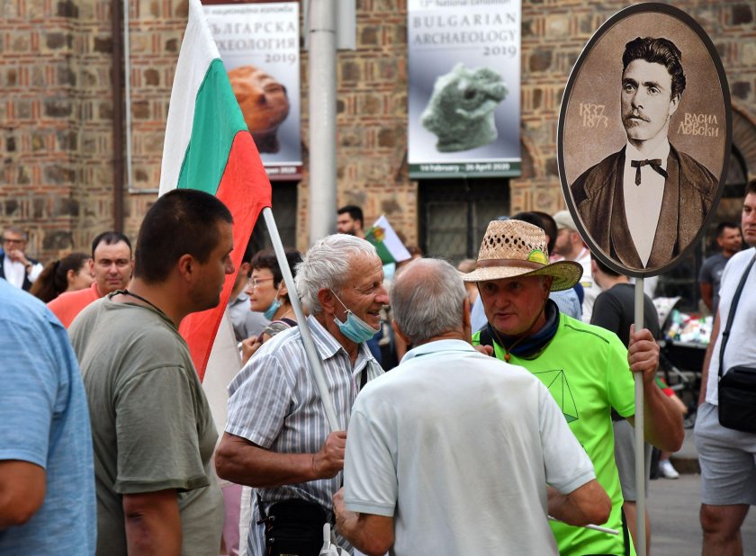 Протестиращите в София потеглиха на шествие, пак блокират кръстовища