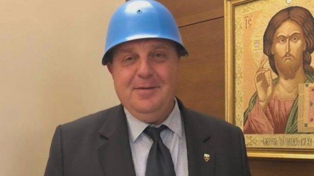 Каракачанов слага синята каска, за да помирява премиер и президент 