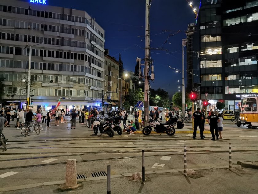 Полицията насочва колите по алтернативни маршрути заради протеста