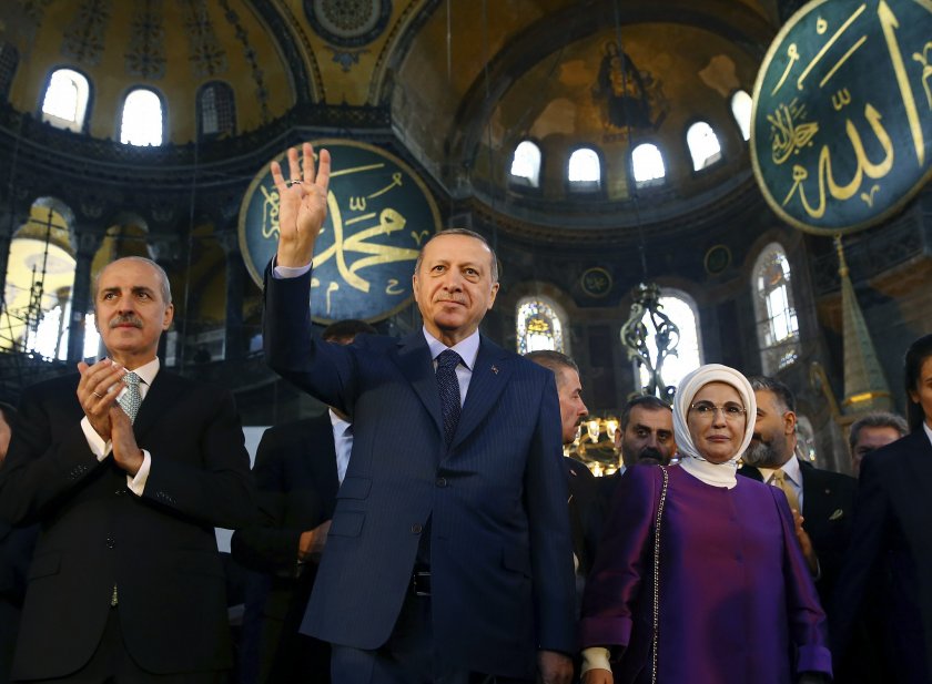 Имамът запя в „Света София”, Ердоган се моли