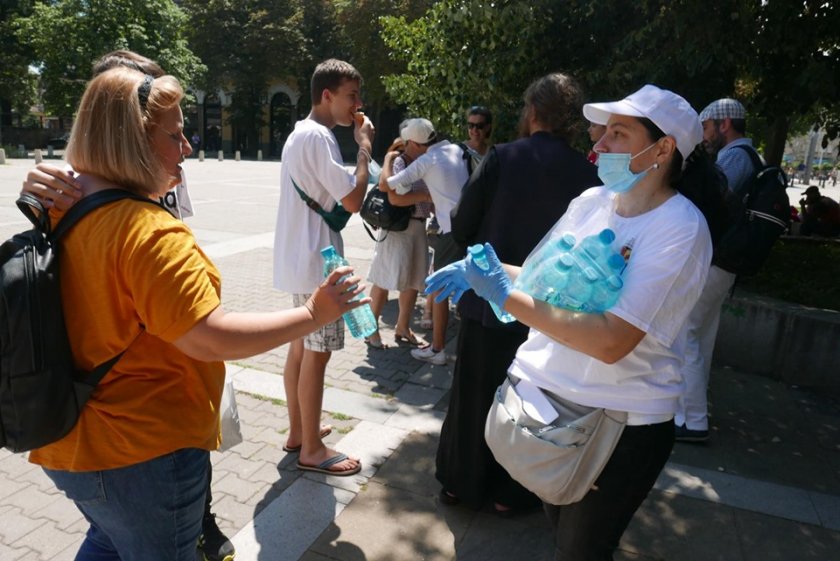 Заради жегите раздават безплатна вода в София (СНИМКИ)