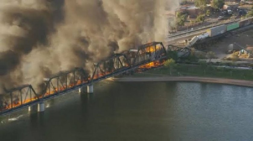 УЖАС! Влак падна от мост в Аризона (ВИДЕО)