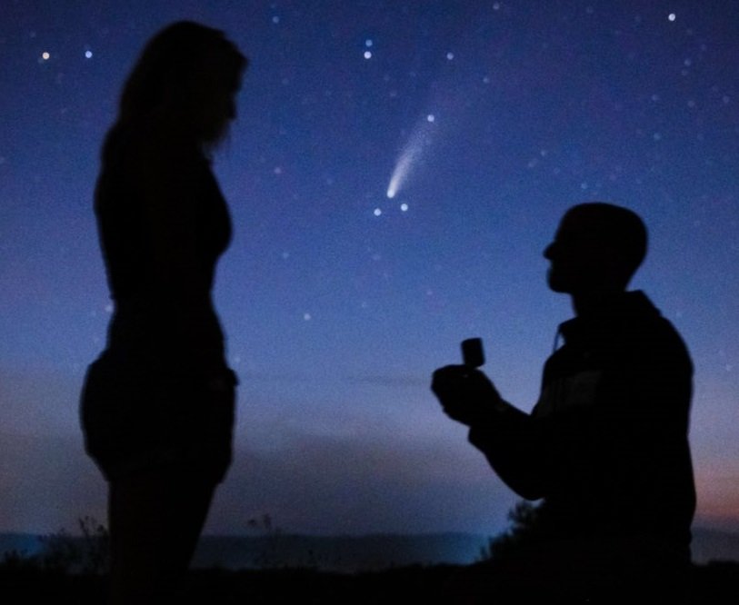 Двойка се сгоди под комета, която минава на 6800 години