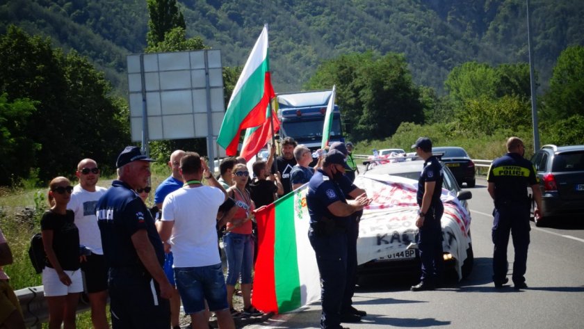 Протестиращи опитват да блокират и подстъпите към автомагистрала "Струма"