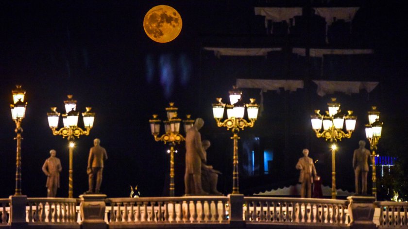 „Есетрова луна” поднесе небесен спектакъл в няколко страни