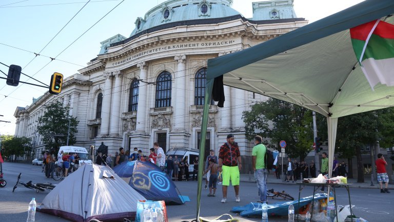 Блокадата на кръстовища в София продължава