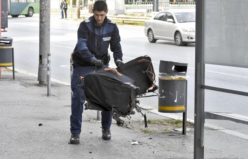 Взривиха куфара с надпис "Бомба" пред парламента