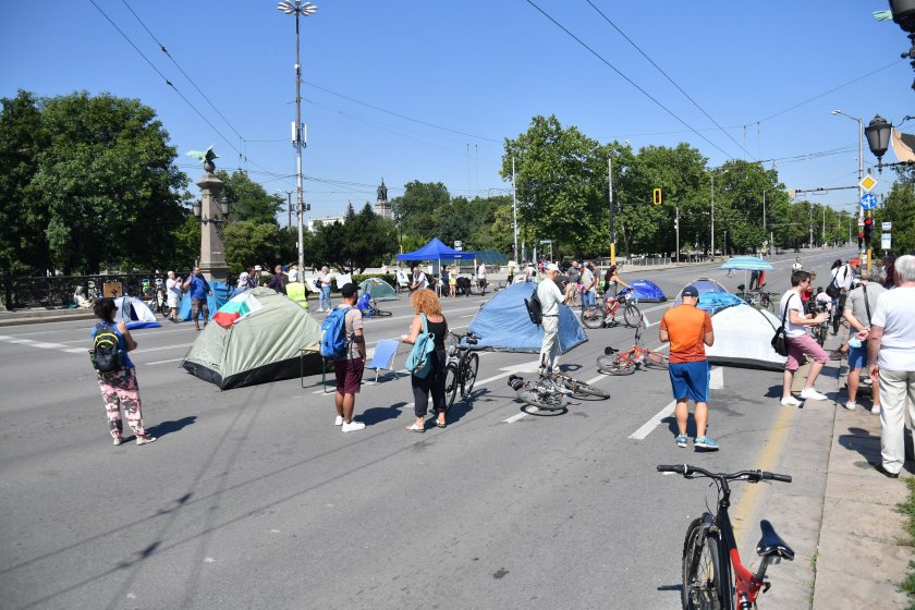 Три кръстовища в София остават под блокада 