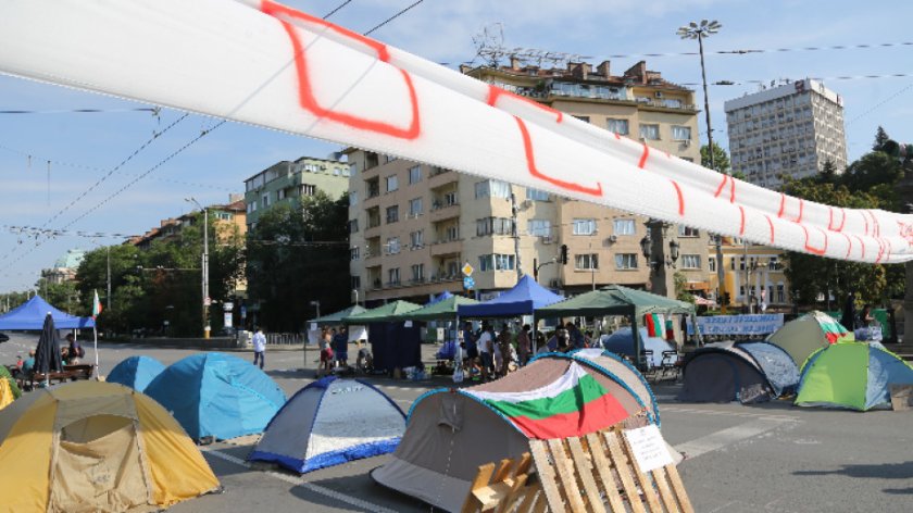 Протестиращи се готвят да отидат на конференцията на ГЕРБ