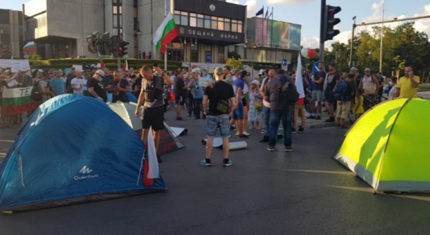 Блокираха кръстовището пред общината във Варна